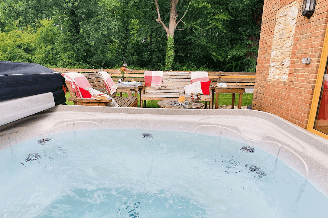 Hot tub of Plumtree Cottage, perfect for dog friendly holidays